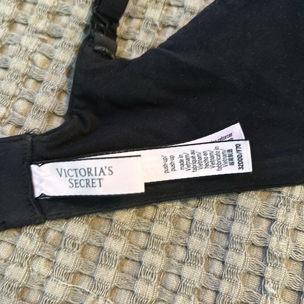 Victoria’s Secret push up bra 32ddd - Picture 3 of 6